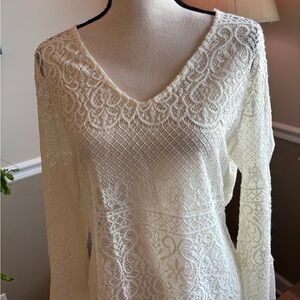Women’s~ Pretty Ruff Hewn Cream Lace V-Neck Blouse! 🌹